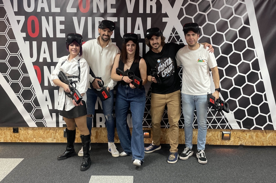  Grupo de amigos jogando laser tag em Alicante 
