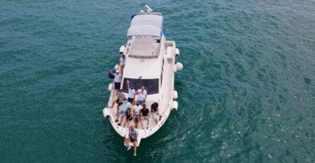  Pessoas cumprimentando no barco 
