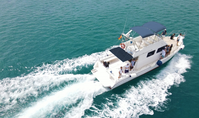  Barco Cata 43 à beira-mar