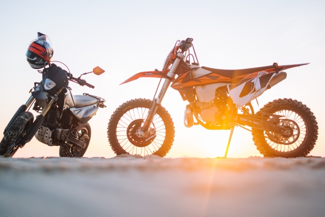 Motos al atardecer