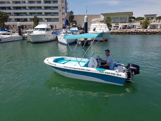  Um cliente começa a desfrutar deste barco muito manejável 
