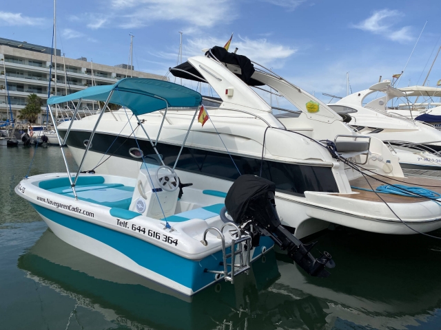  Um barco Astec 400 estacionado ao lado de um Baviera 33 Esporte