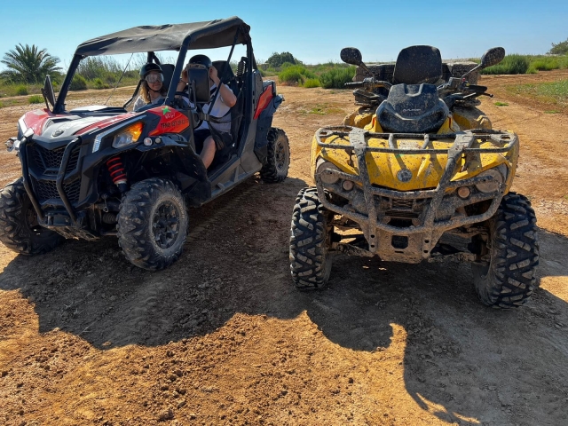 Un buggy y un cuatrimoto a punto de competir en carrera