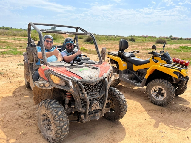 Unos en buggy mientras el cuatrimoto de la derecha está vacío