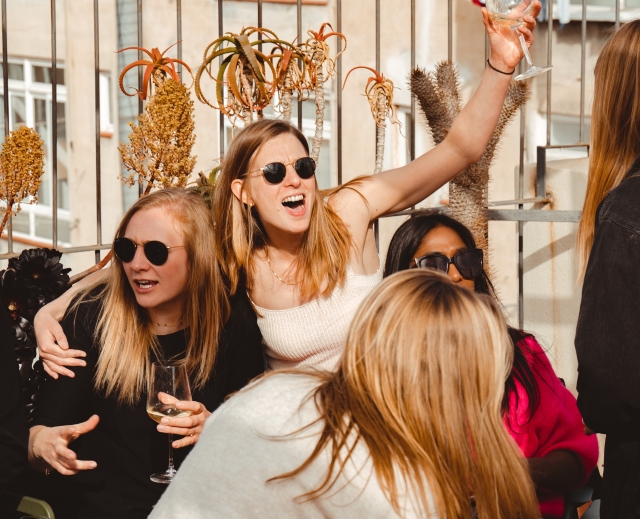  Friends and white wine 