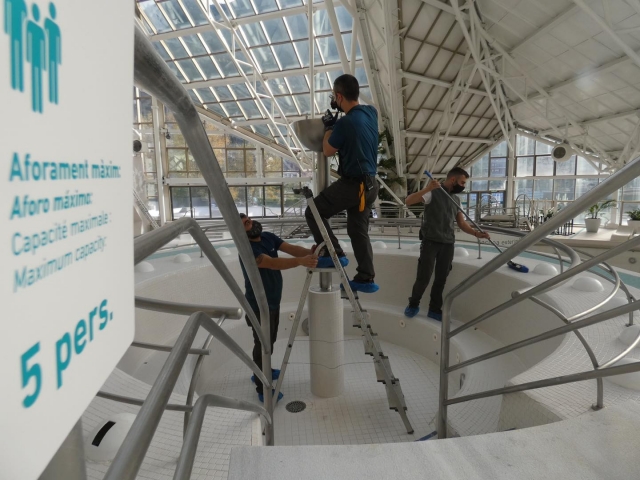 Operarios realizando labores de mantenimiento en las instalaciones