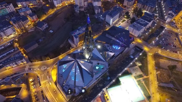 Un plano aéreo nocturno con Caldea iluminada
