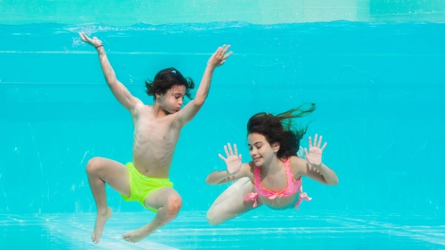 Niños sumergiéndose en una de las piscinas del complejo