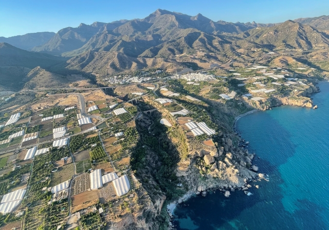 Las vistas de pájaro desde el paramotor