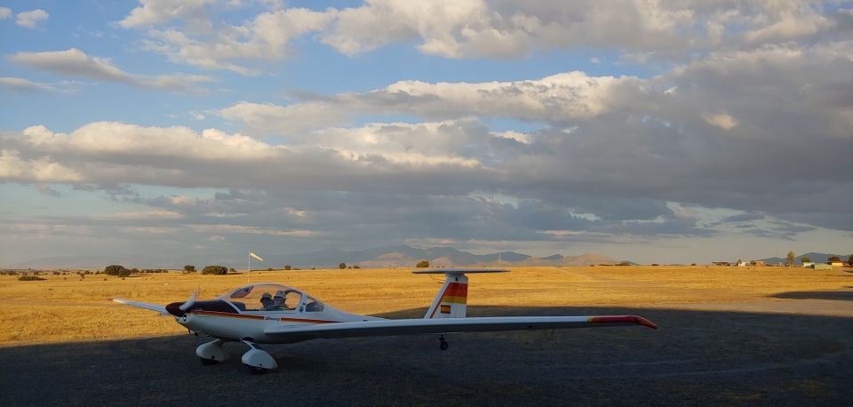 El vuelo sin motor en una paisaje que parece una pintura El vuelo sin motor en una paisaje que parece una pintura