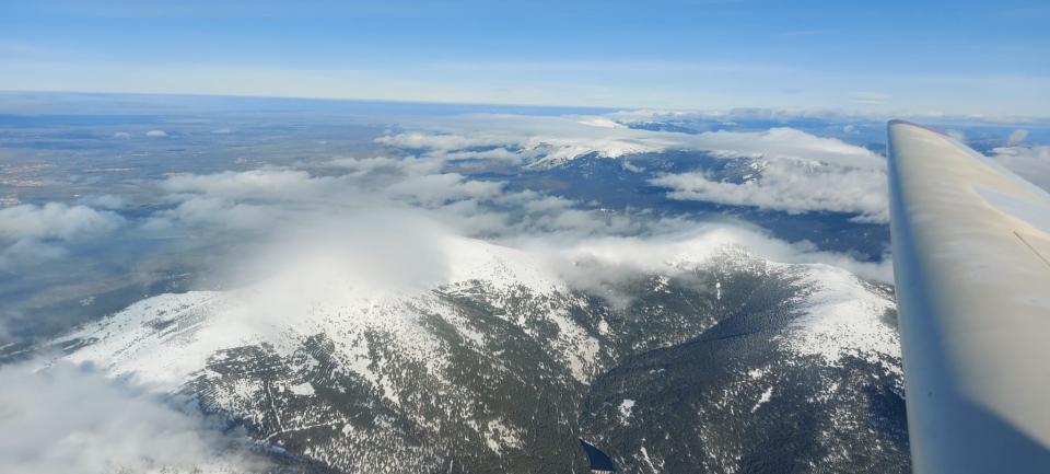 Las vistas de la montaña desde un ala