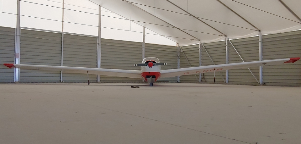 Planeador esperando su turno dentro del hangar