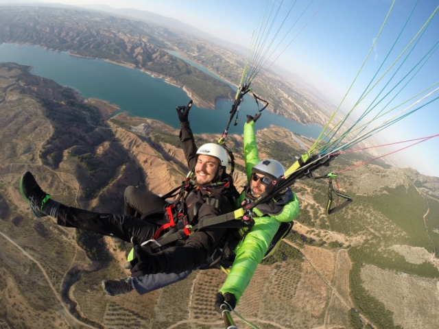  Vieni a volare in parapendio con noi 