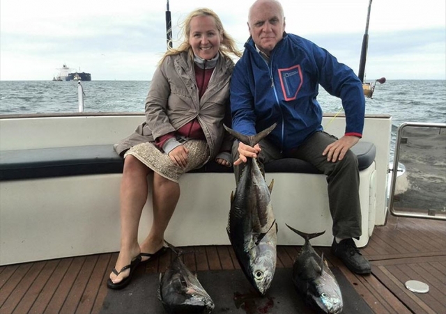  Una una coppia si vanta del pesce che ha catturato 