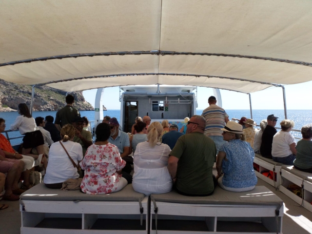 Todos los pasajeros de espaldas
