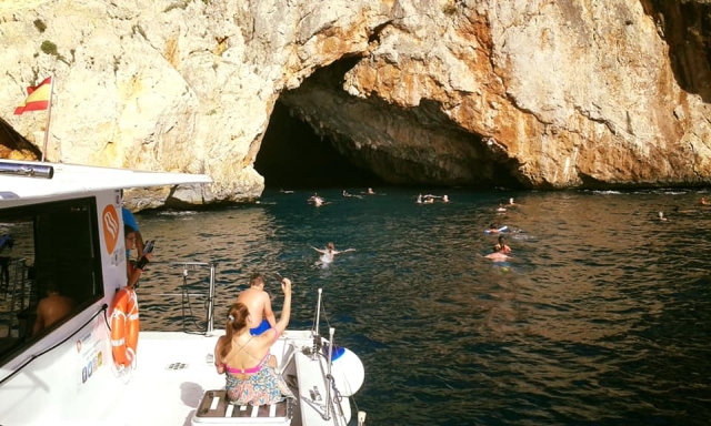 Enfilando en dirección a una cueva