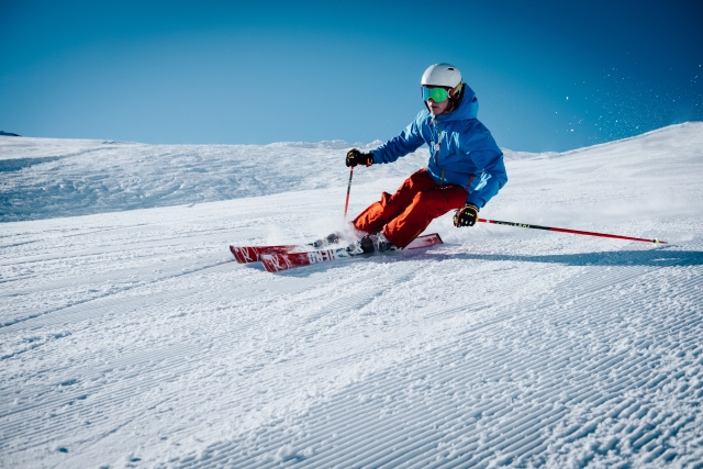  Skiing