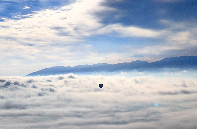 Globo surcando las nubes