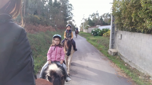 Los niños van encantados en sus respectivos caballos