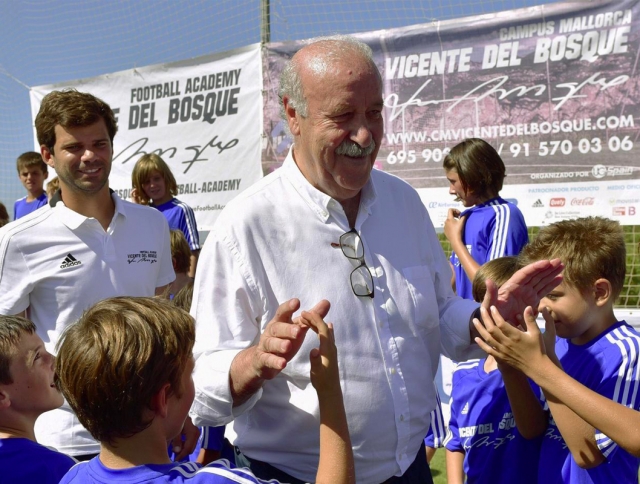 Vicente del Bosque with the children 