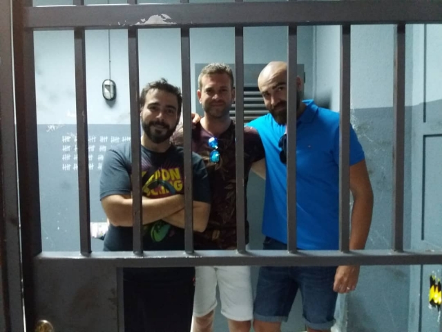  Questo gruppo di tre amici trascorrerà un bel momento dietro le sbarre 