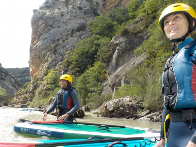 Encantado com a atividade de paddle surf 