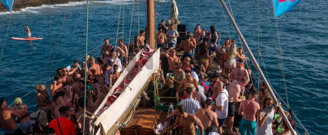  O convés está lotado de gente dançando 