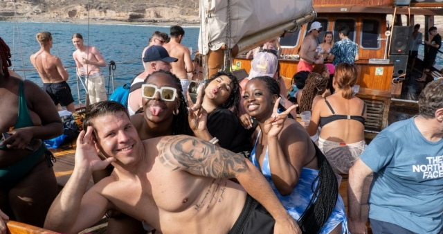  Venha com seus amigos para o barco de festa da moda e imortalize o momento 