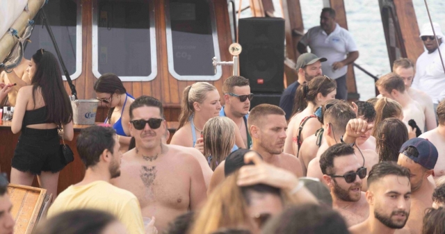  Peça a sua bebida preferida enquanto desfruta de um agradável passeio de barco 
