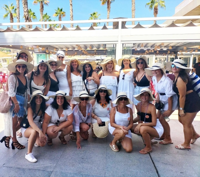 Conjunto de amigas preparadas para vivir la aventura de sus vidas