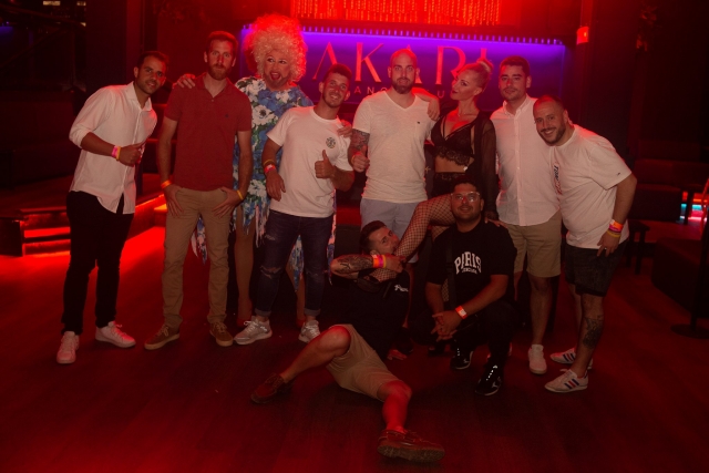 Un grupo de amigos disfrutan de lo lindo junto a nuestra girl y nuestra Drag Queen