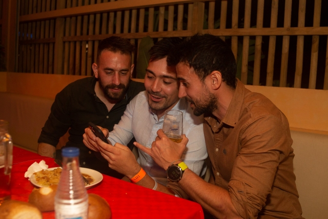  Drei Freunde Kommentieren Sie die Fotos der Nacht 
