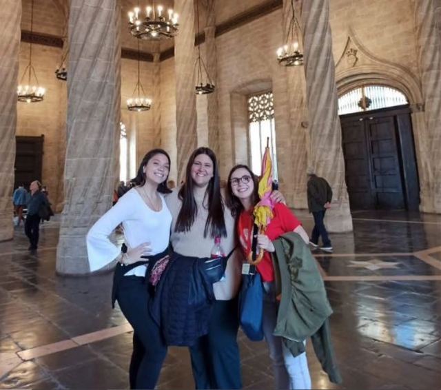 Dos amigas disfrutando del freetour por Murcia