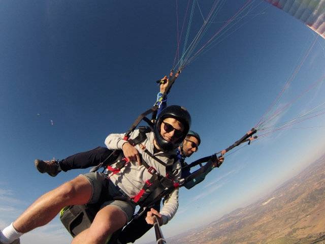 Realizando acrobacias sobre el parapente