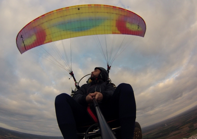 Through the sky on the paramotor 