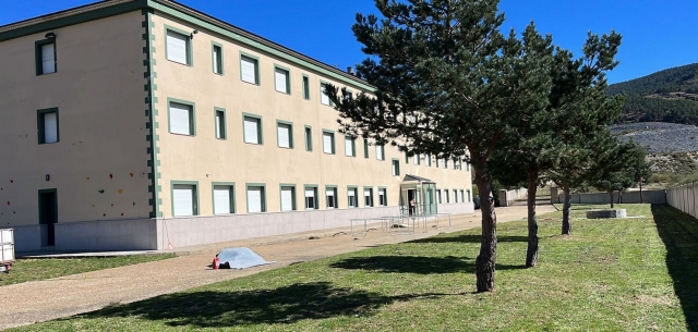 La impoluta fachada del edificio rodeada de un extenso jardín