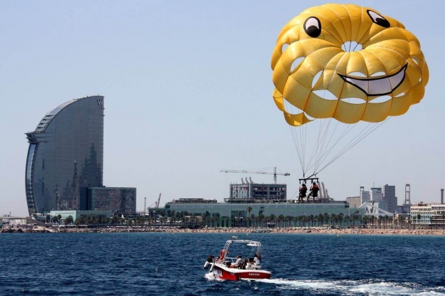  À travers les eaux catalanes en parachute ascensionnel 