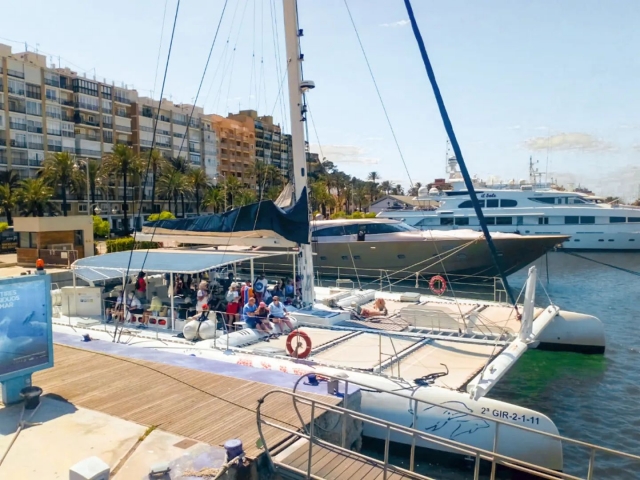 El catamarán amarrado en el puerto