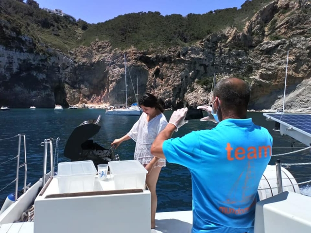 Un tripulante de nuestro equipo fotografiando a una usuaria en la barbacoa