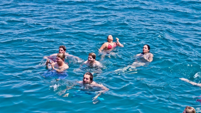  Eine Gruppe von Freunden konzentriert sich im Wasser 