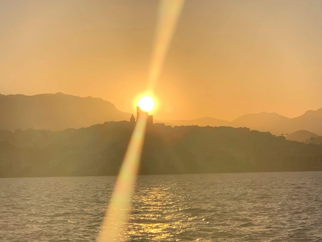  Bei solch einer untergehenden normalen Sonne, die einen neidisch gemacht hat 