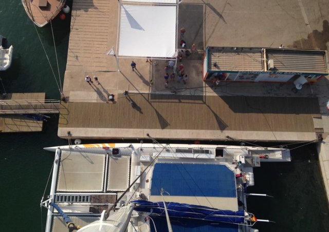 Vista aérea en picado del muelle con nuestro catamarán amarrado