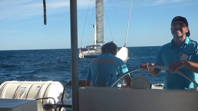  Notre skipper dirigeant le bateau 
