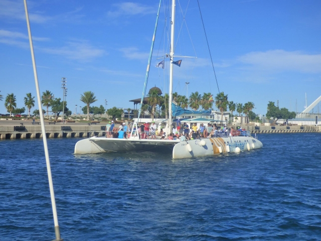  Notre catamaran au loin en naviguant 