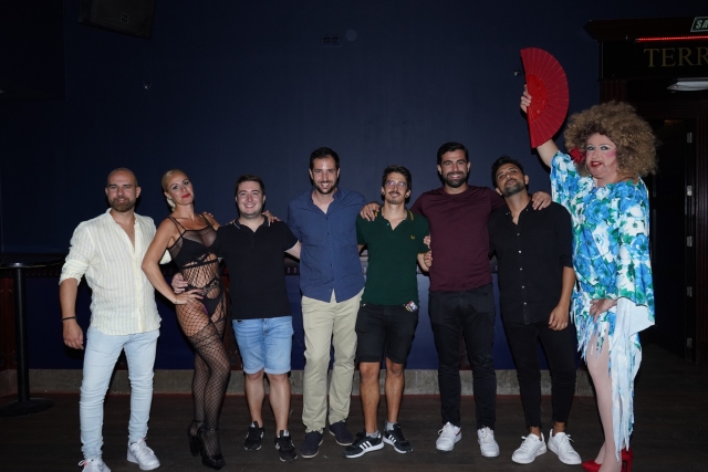  Un groupe d'amis posant lors de l'enterrement de vie de garçon de l'un d'eux 