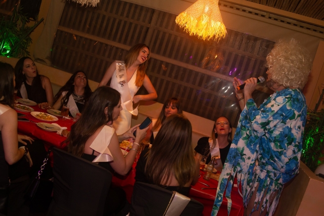  Notre Drag Queen s'adressant à la mariée avec le micro
