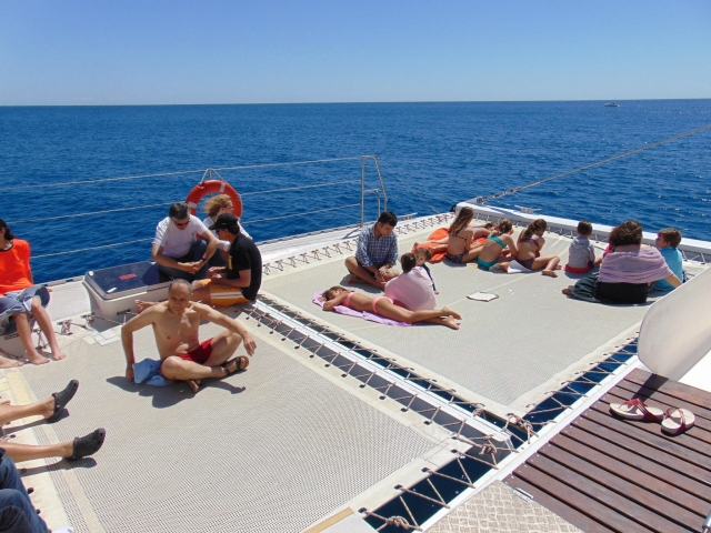 Tomando el sol en las redes del catamarán
