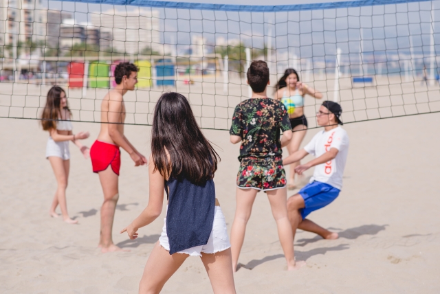En la playa de Alicante jugando al Volley