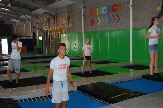 Ejrecicios físicos en el gimnasio 