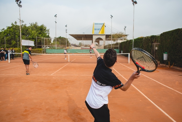 Juganod al tenis después de las clasess 